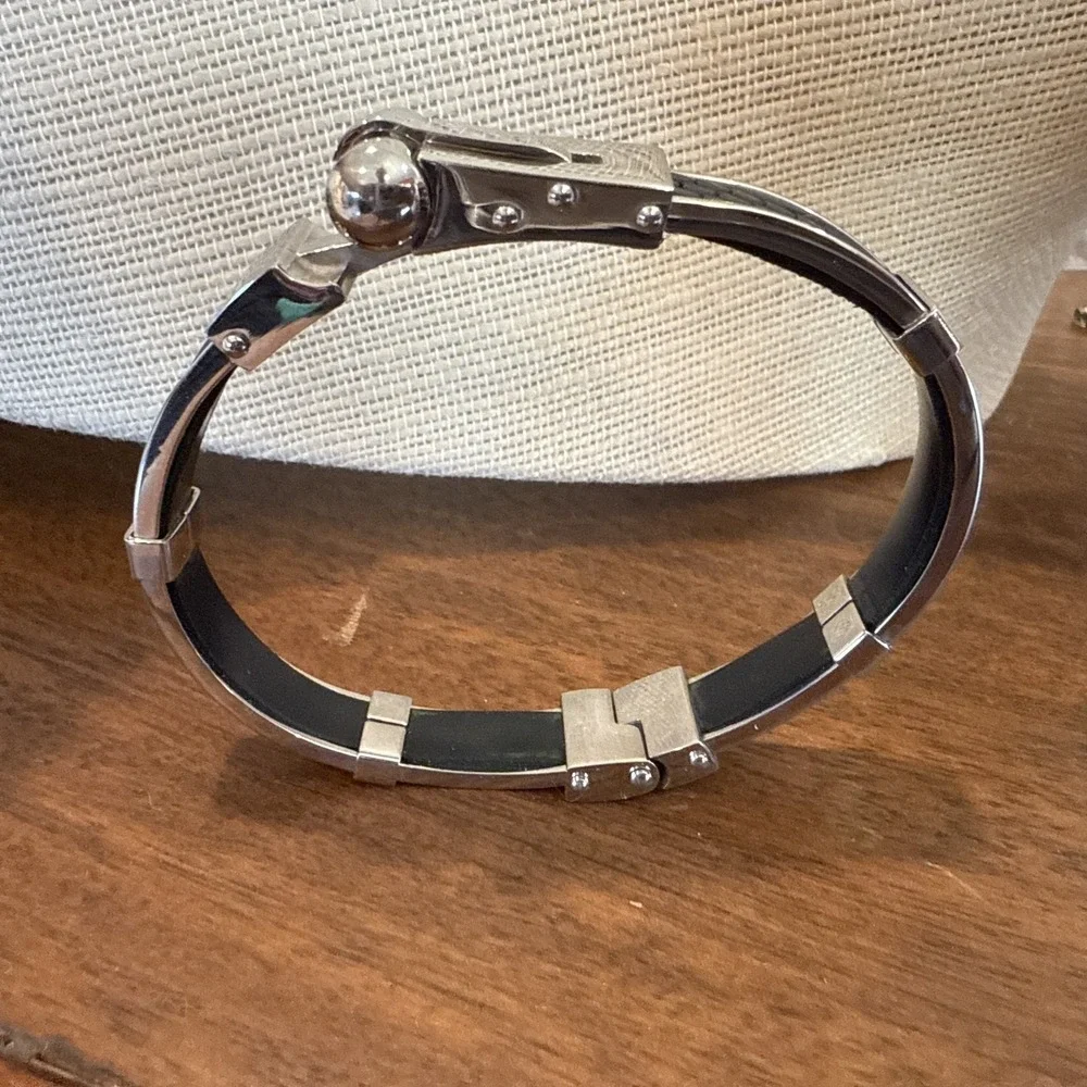 MENS Bracelet Silver Tone Black Accent‎  Sturdy excellent condition